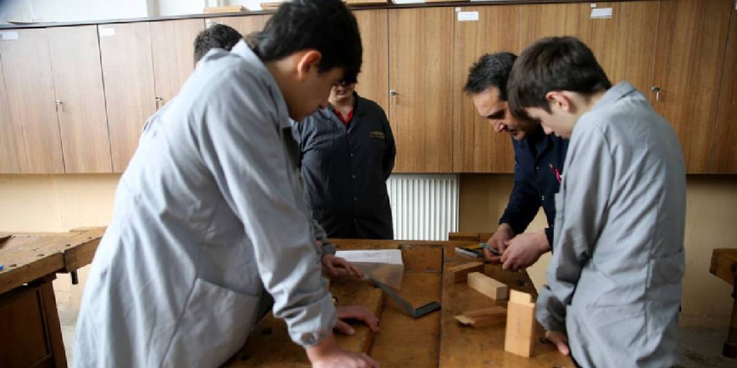 Fabrika gibi okul: Öğrencilerin üretimi ekonomik kazanç olarak dönüyor 4